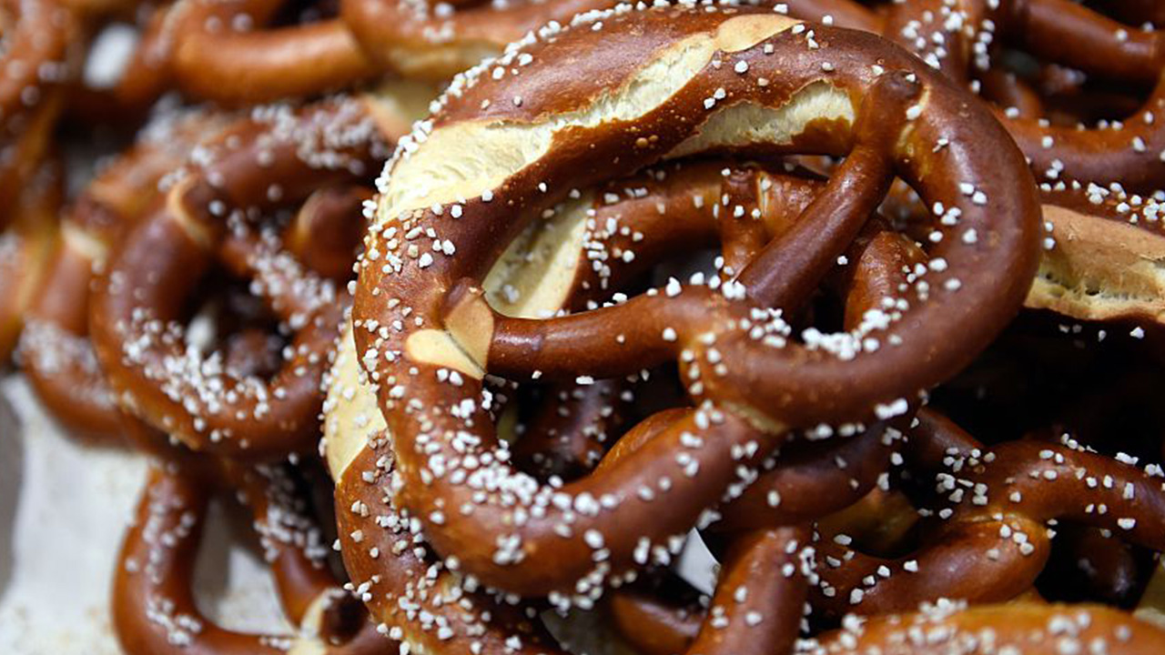 Students served pretzels covered in oven cleaner, lawsuit claims — Huntington Schools news